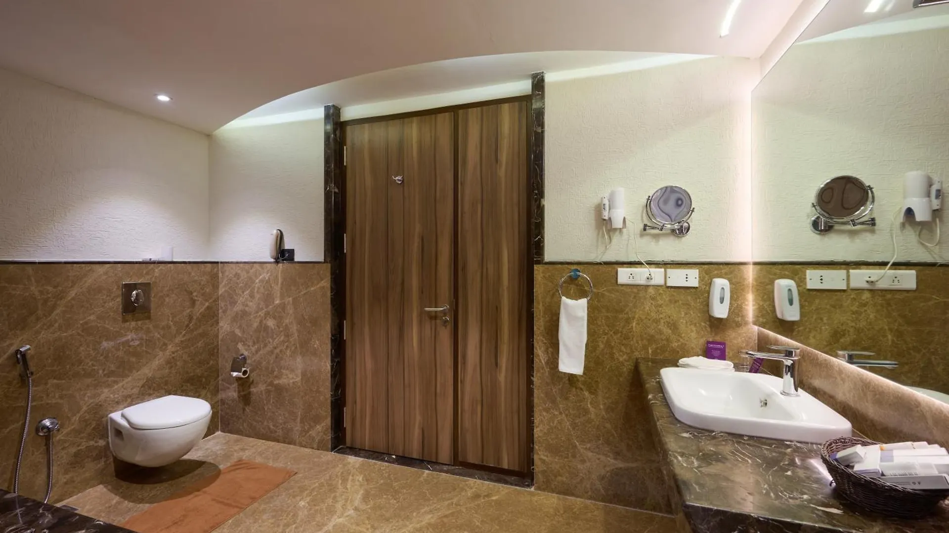 ****  Flora Airport Hotel And Convention Centre Kochi Nedumbassery Hindistan